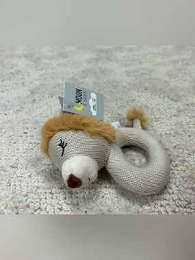 Moon & stars Beige Lion Knit Ring Rattle for Kids NWT